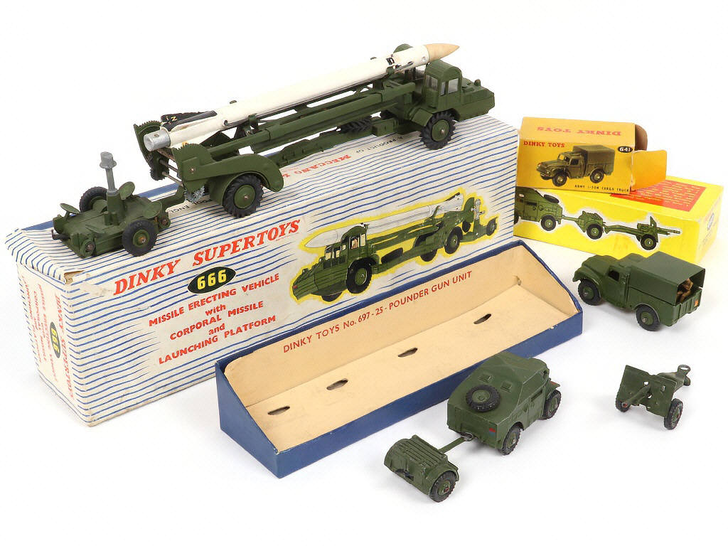 Lot 207 - DINKY TOYS (GB) (3)