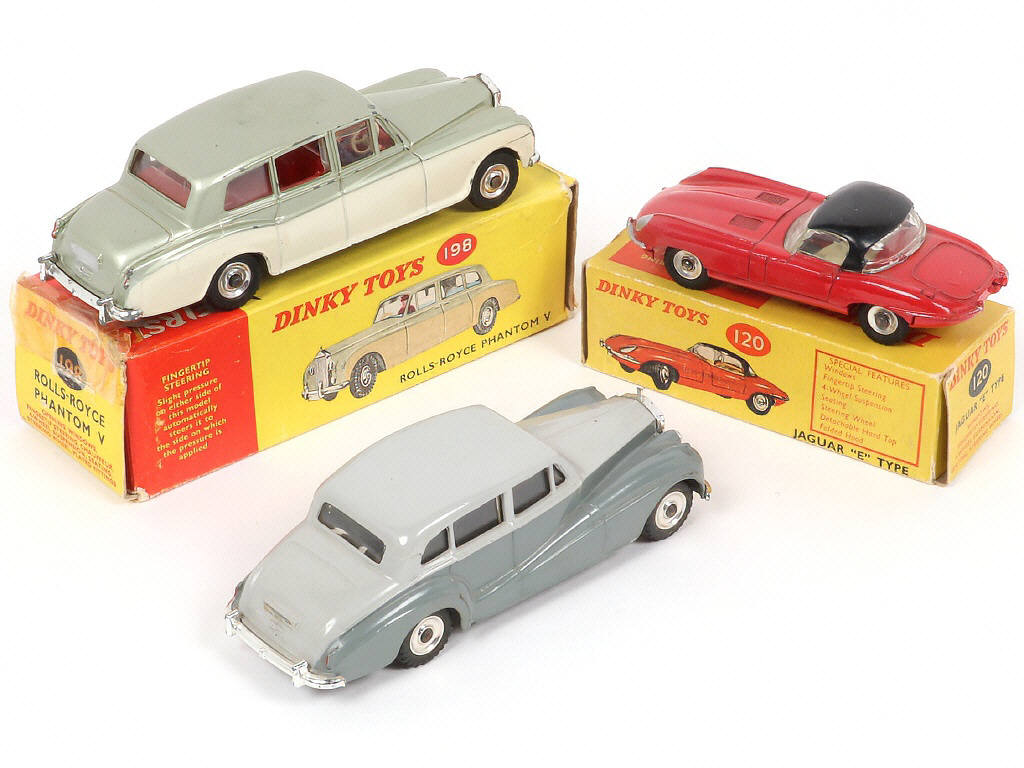 Lot 205 - DINKY TOYS (GB) (3)
