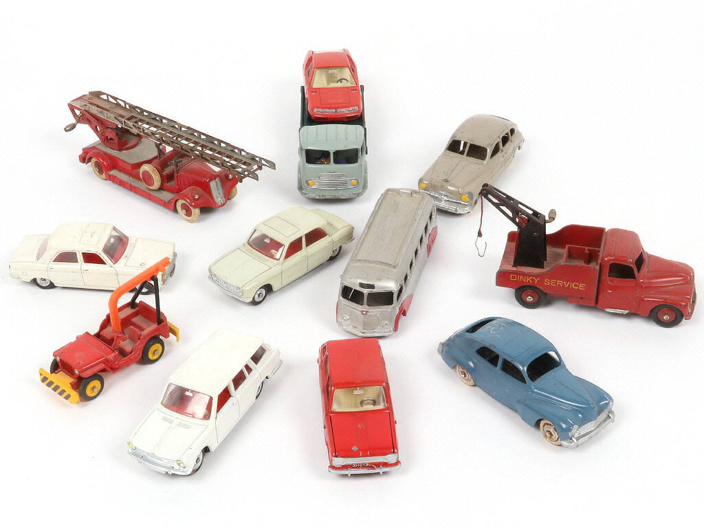 Lot 263 - DINKY TOYS (FRANCE) (12)