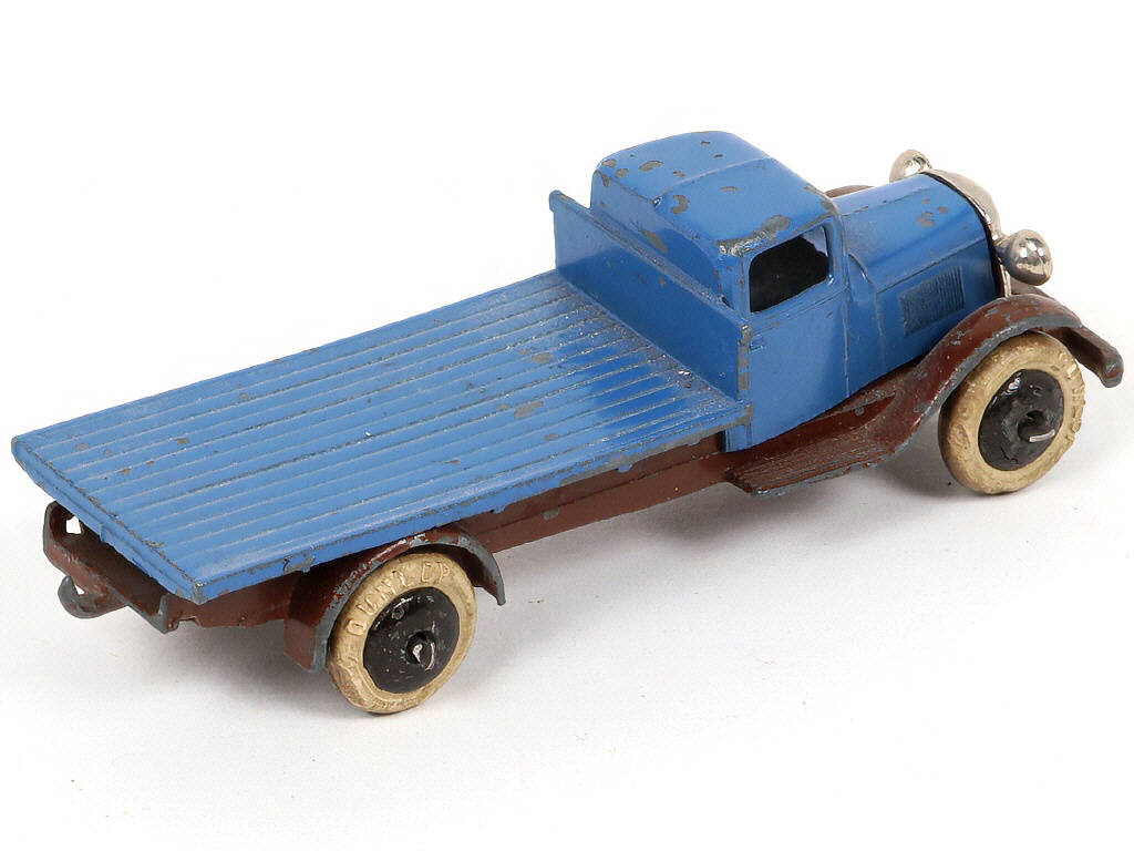 Lot 232 - DINKY TOYS (FRANCE) (1)