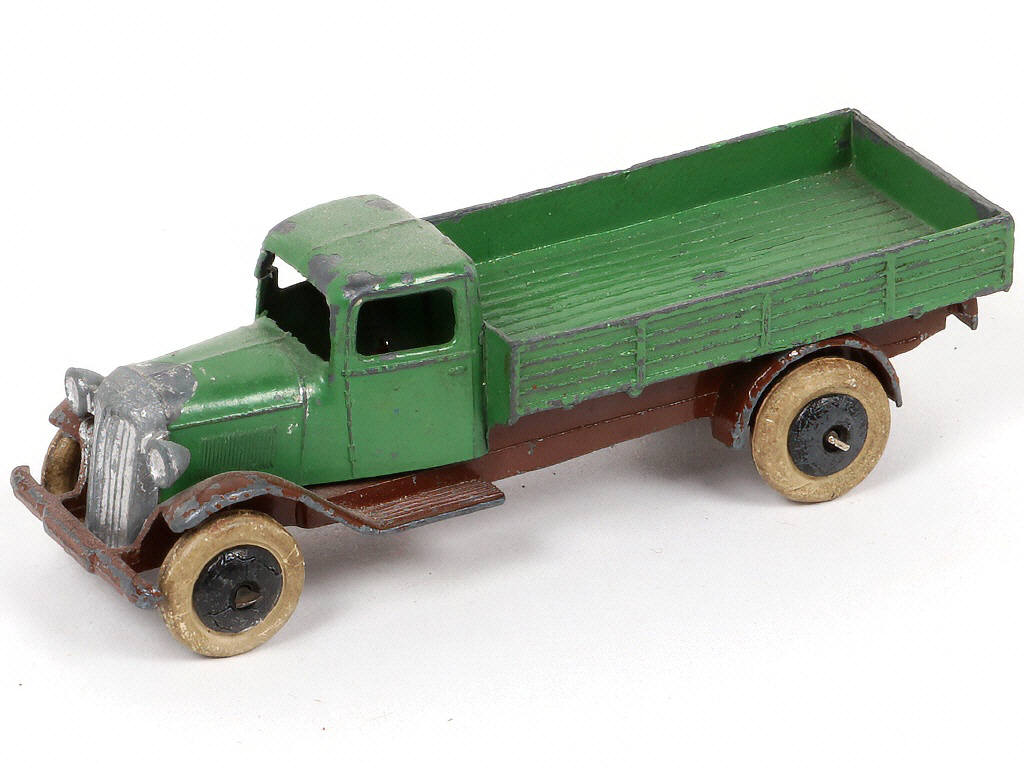 Lot 231 - DINKY TOYS (FRANCE) (1)