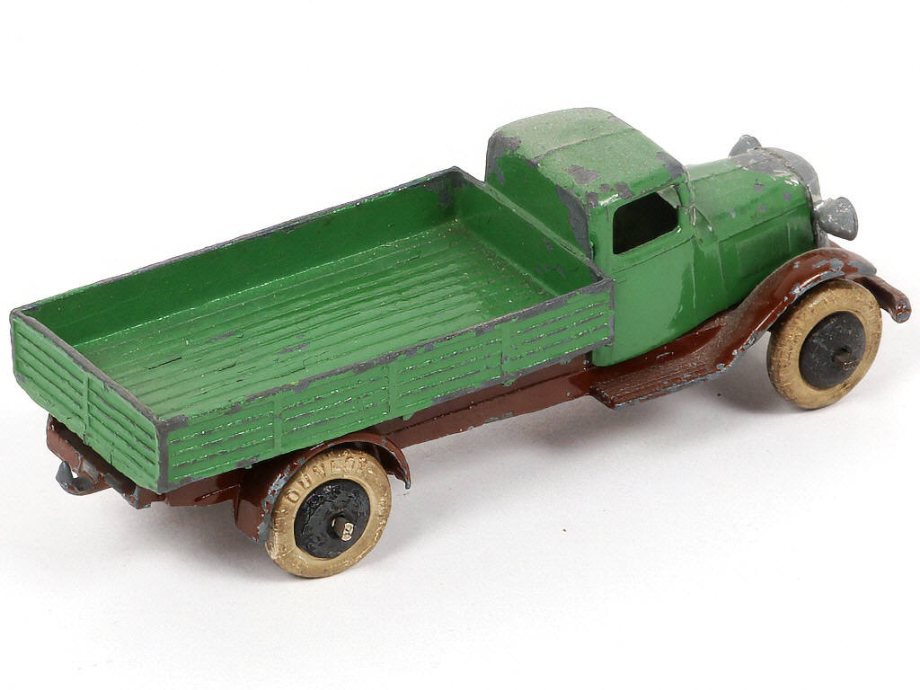 Lot 231 - DINKY TOYS (FRANCE) (1)