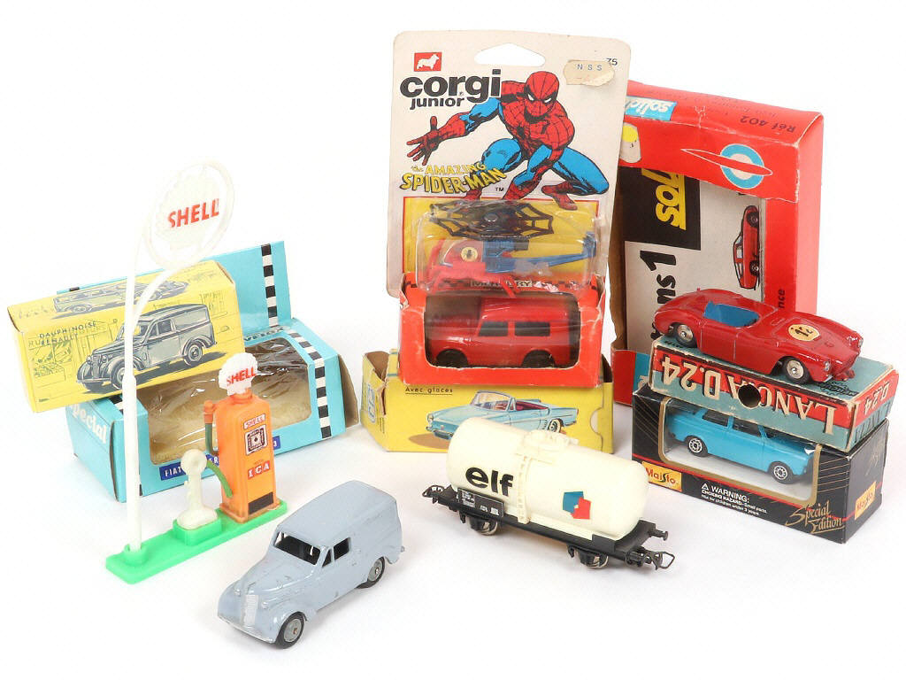 Lot 139 - DIVERS (9)