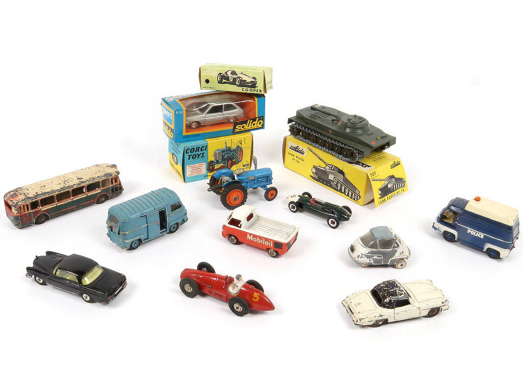 Lot 145 - DIVERS (12)