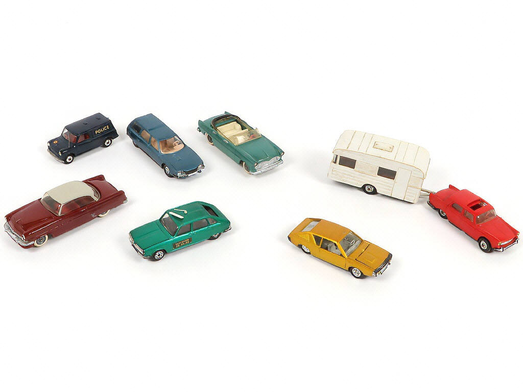 Lot 138 - DIVERS (8)