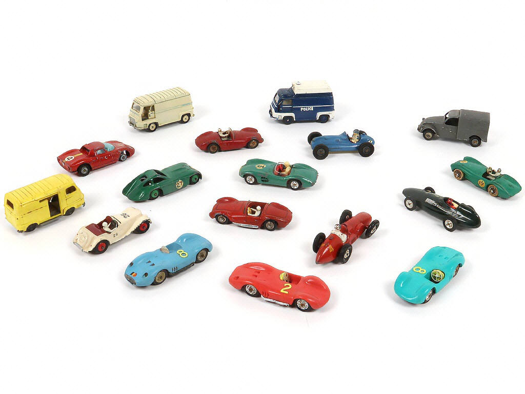 Lot 297 - DIVERS (17)