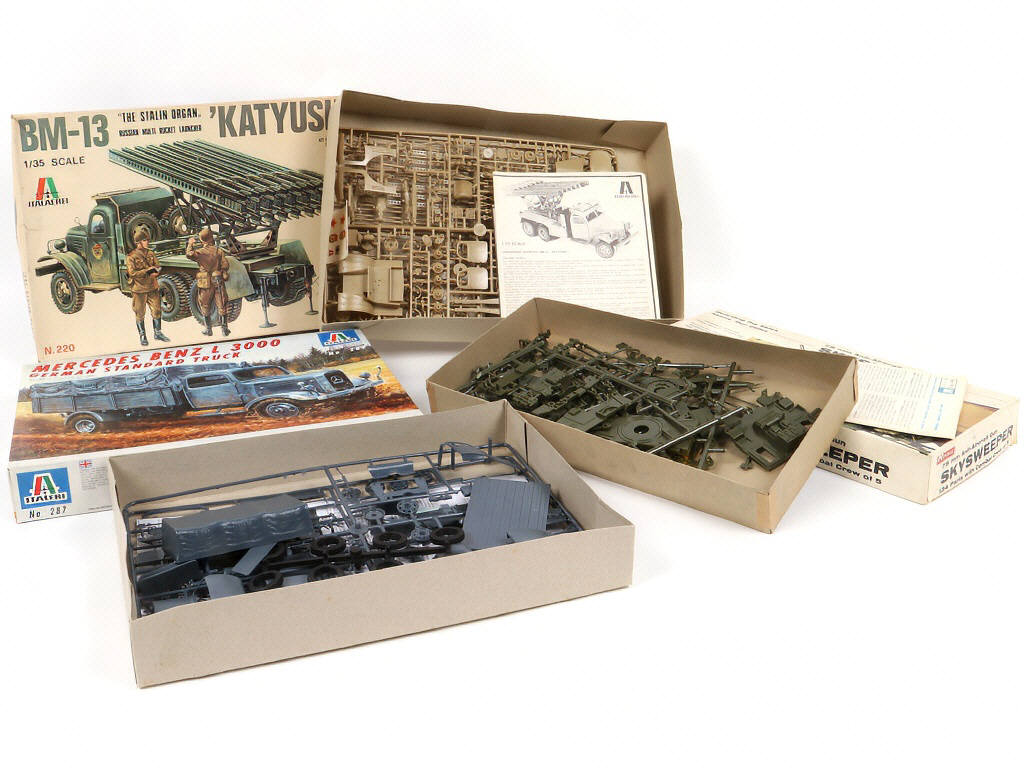 Lot 327 - DIVERS (11)