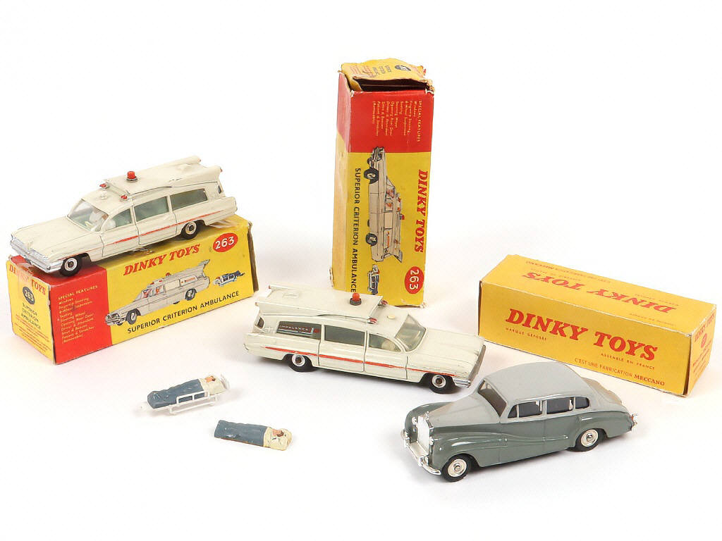 Lot 126 - DINKY TOYS (GB) (3)