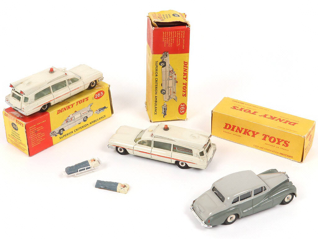 Lot 126 - DINKY TOYS (GB) (3)
