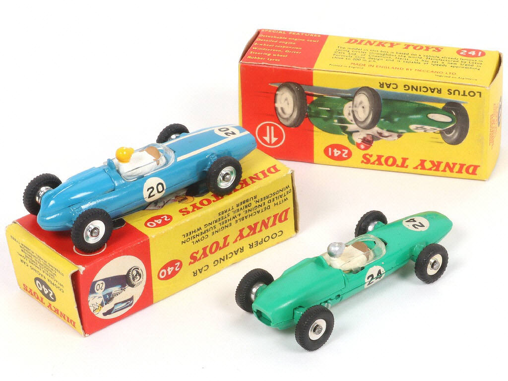 Lot 124 - DINKY TOYS (GB) (2)