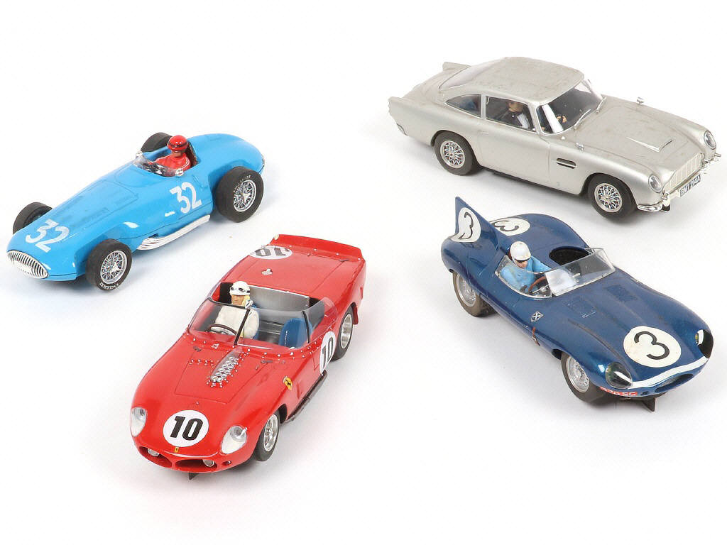 Lot 352 - DIVERS (4)