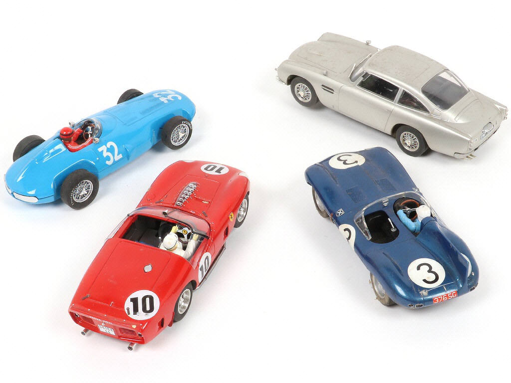 Lot 352 - DIVERS (4)