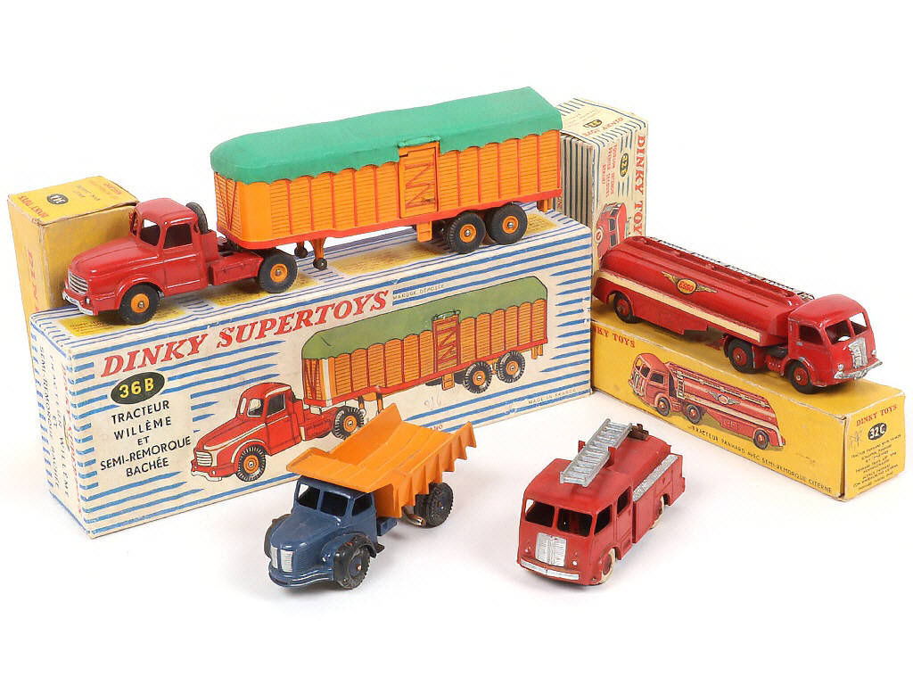 Lot 263 - DINKY TOYS (FRANCE) (4)