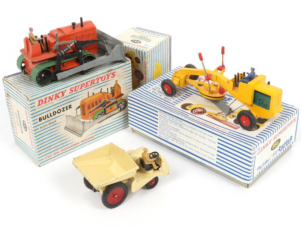 Lot 261 - DINKY TOYS (FRANCE) (3)