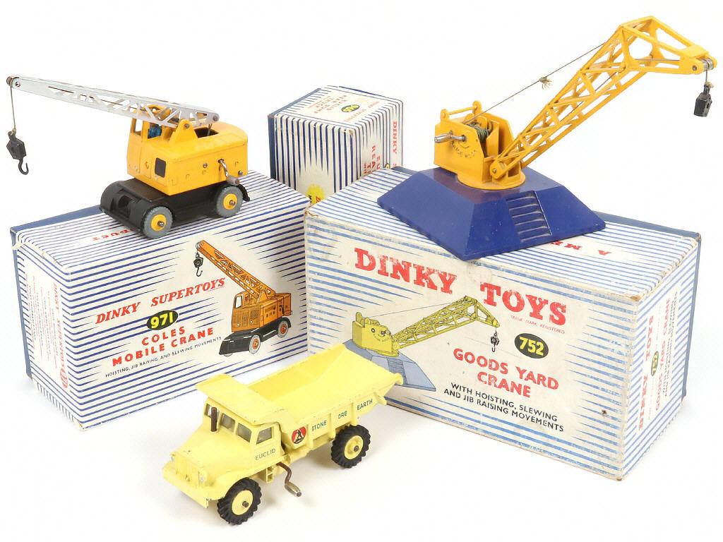 Lot 171 - DINKY TOYS (GB) (3)