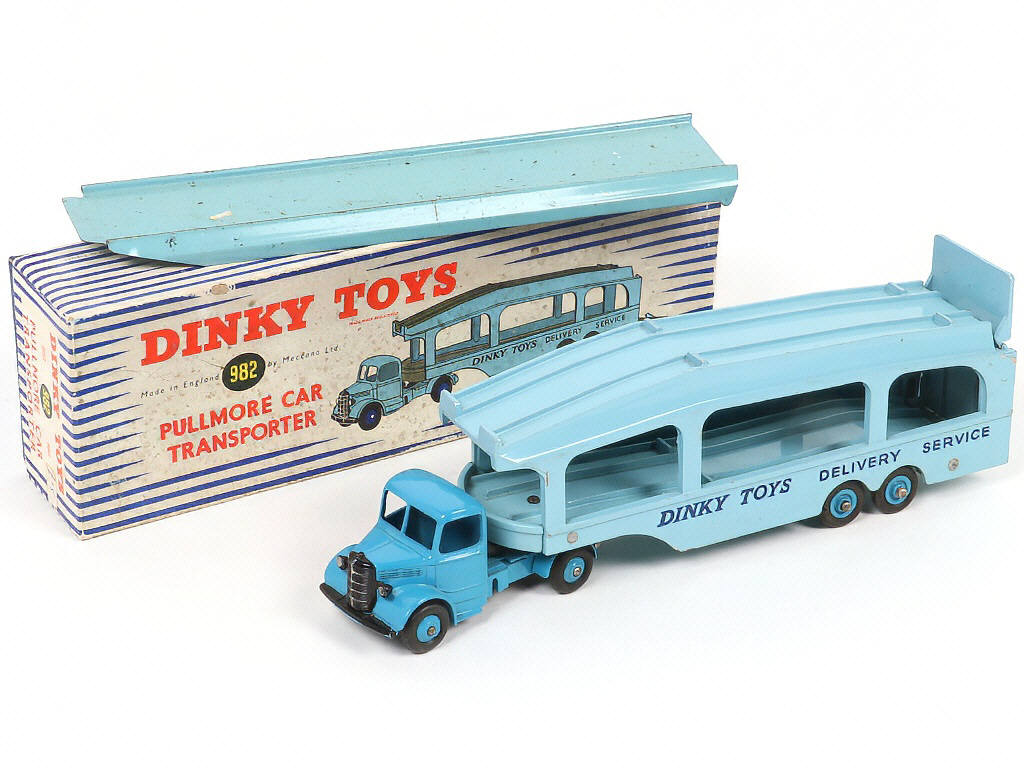 Lot 154 - DINKY TOYS (GB) (2)