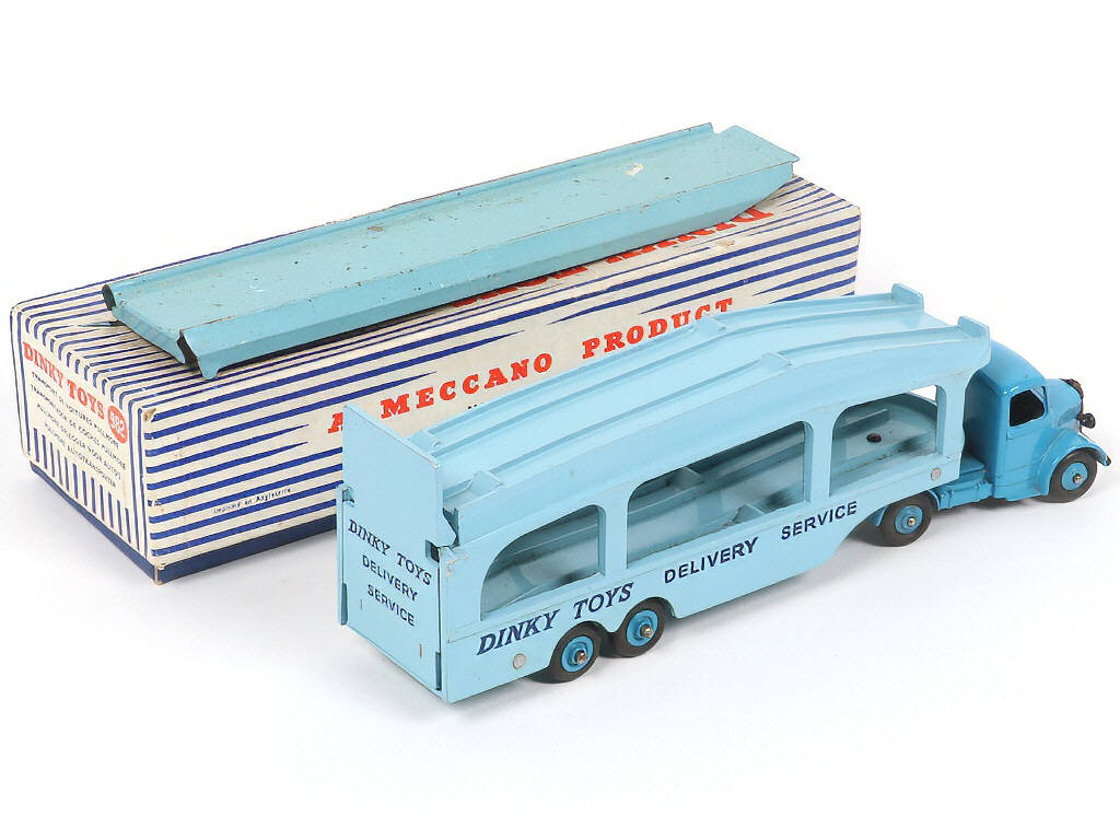 Lot 154 - DINKY TOYS (GB) (2)