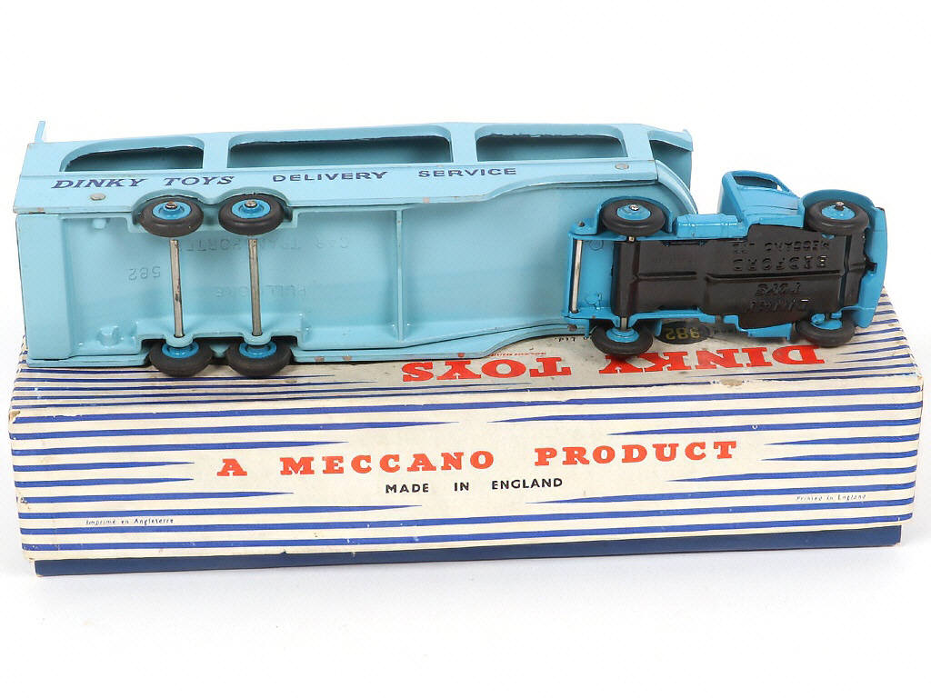 Lot 154 - DINKY TOYS (GB) (2)