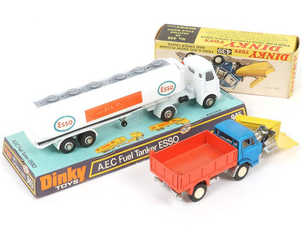 Lot 153 - DINKY TOYS (GB) (2)