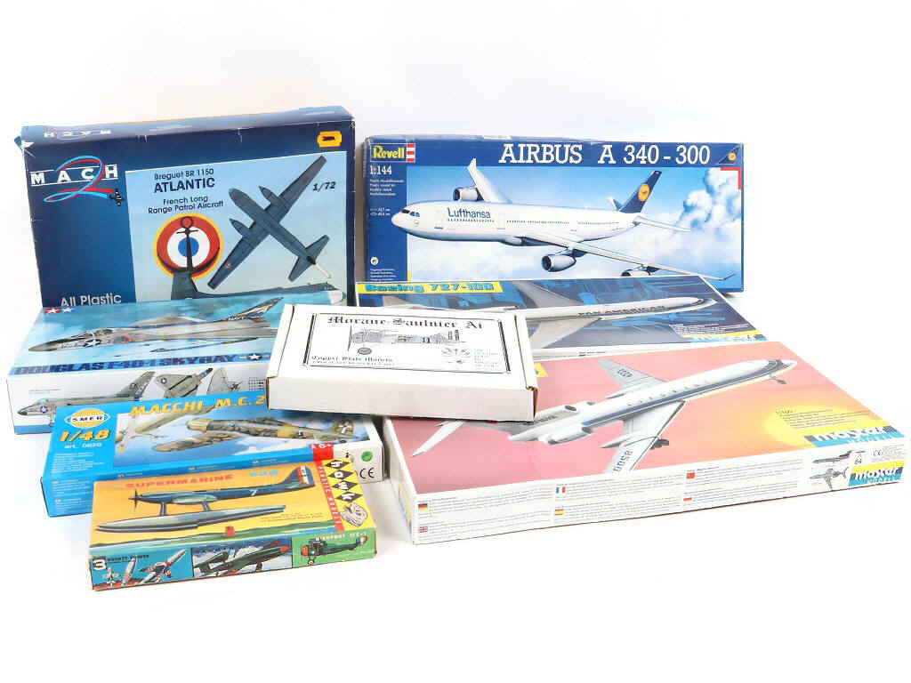 Lot 361 - DIVERS (8)