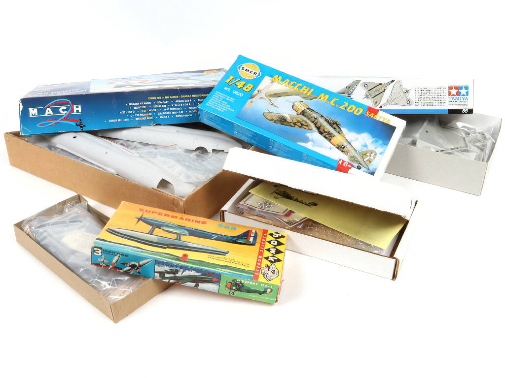 Lot 361 - DIVERS (8)