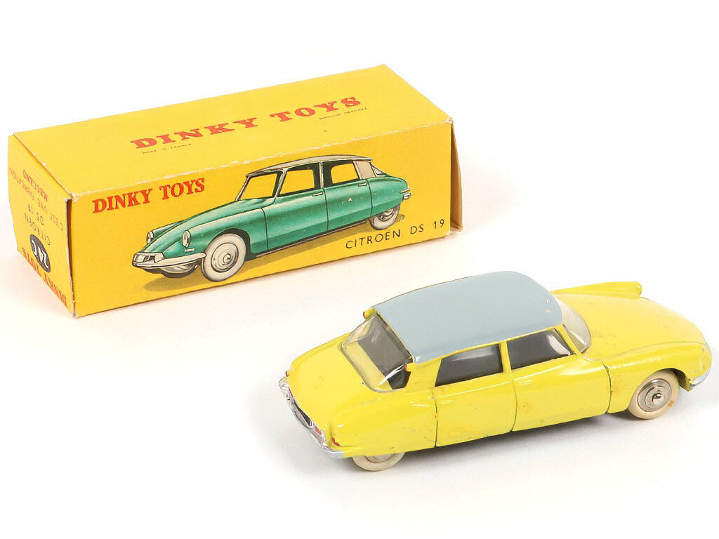 Lot 220 - DINKY TOYS (FRANCE) (1)