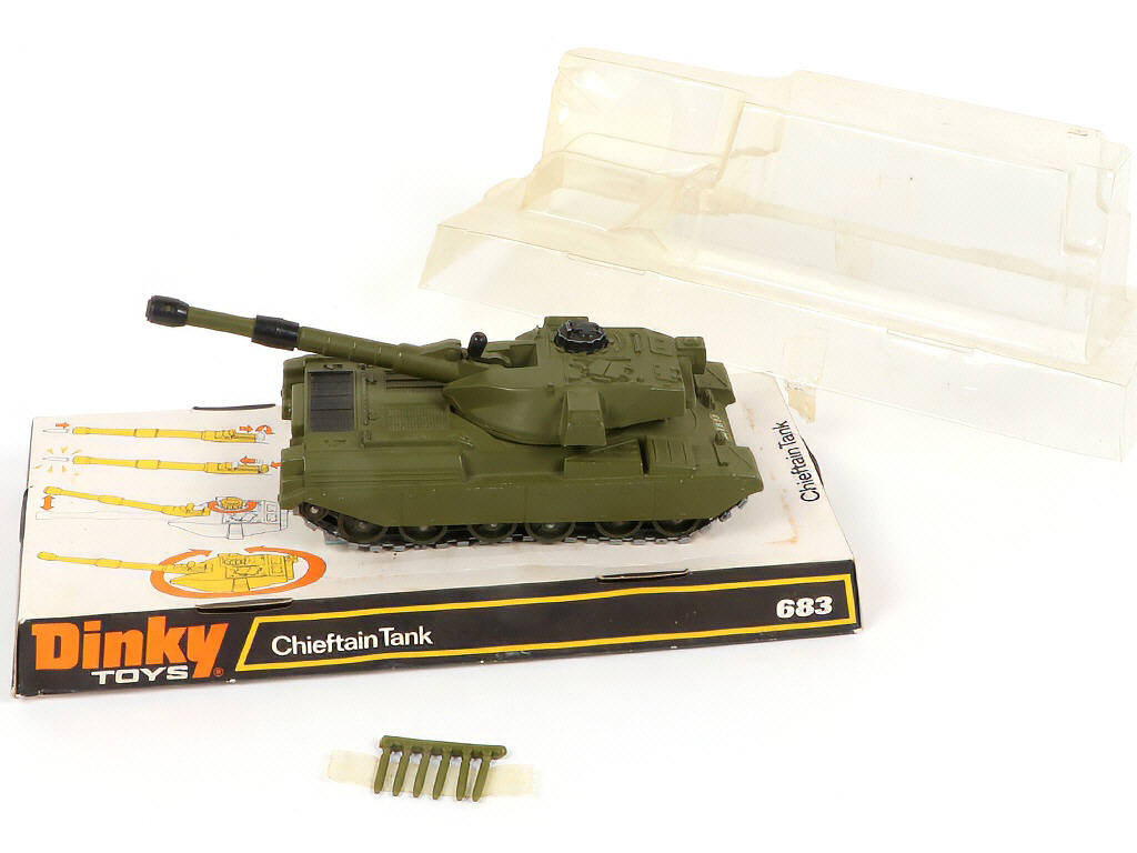 Lot 116 - DINKY TOYS (GB) (2)