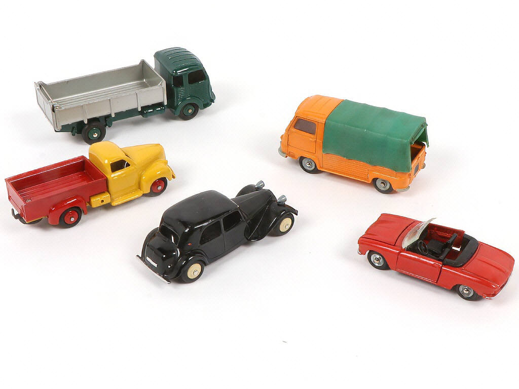 Lot 322 - DINKY TOYS (FRANCE) (5)