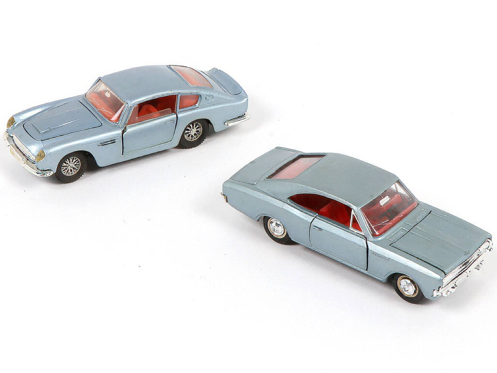 Lot 221 - DINKY TOYS (2)