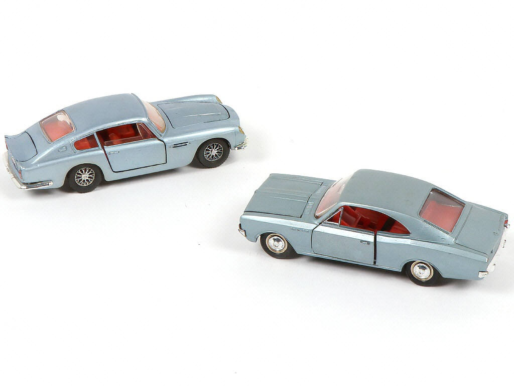 Lot 221 - DINKY TOYS (2)