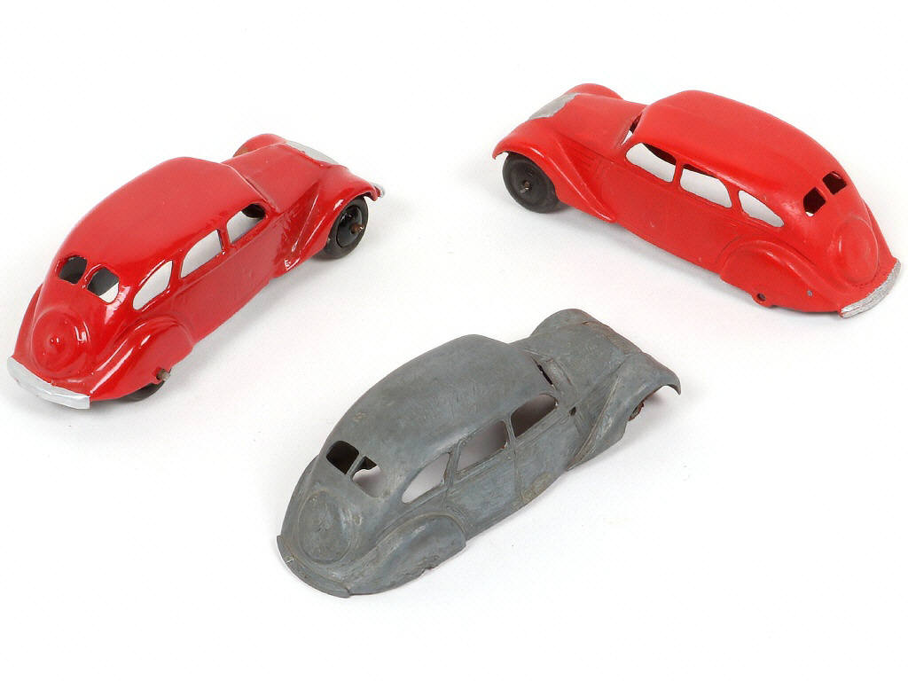 Lot 295 - DINKY TOYS (FRANCE) (3)