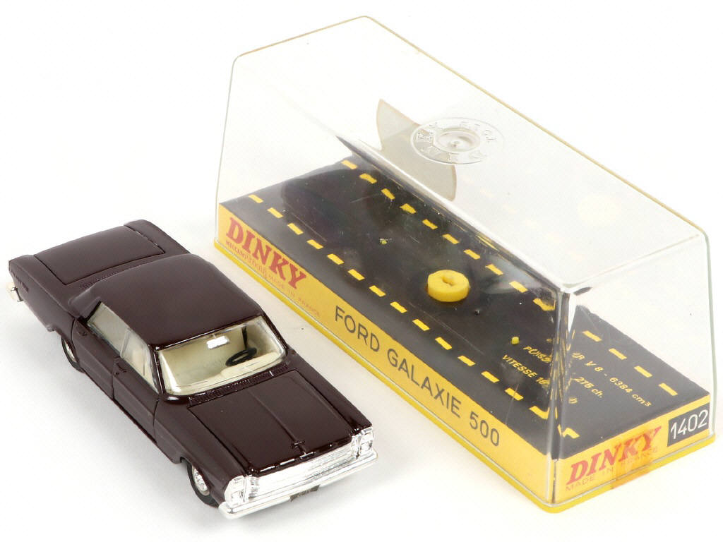 Lot 108 - DINKY TOYS (GB) (2)