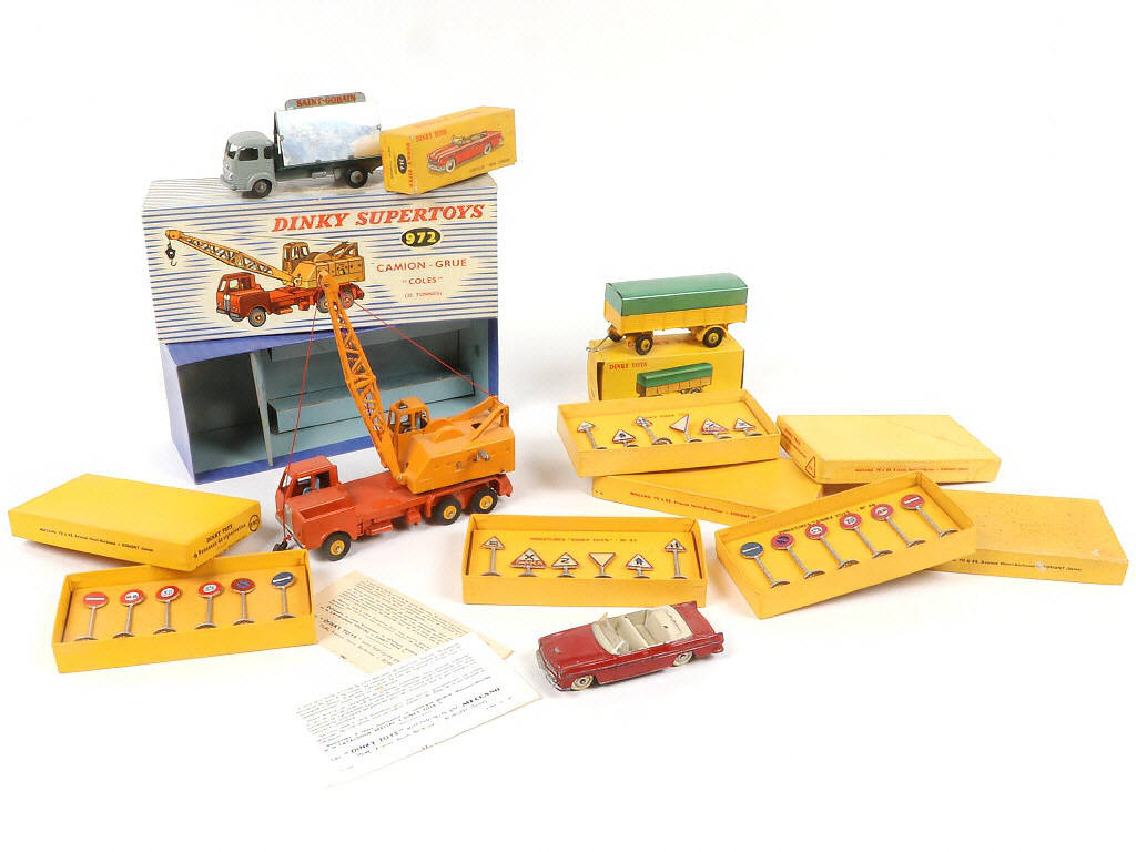 Lot 241 - DINKY TOYS (FRANCE) (8)