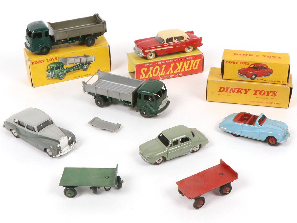 Lot 345 - DINKY TOYS (8)