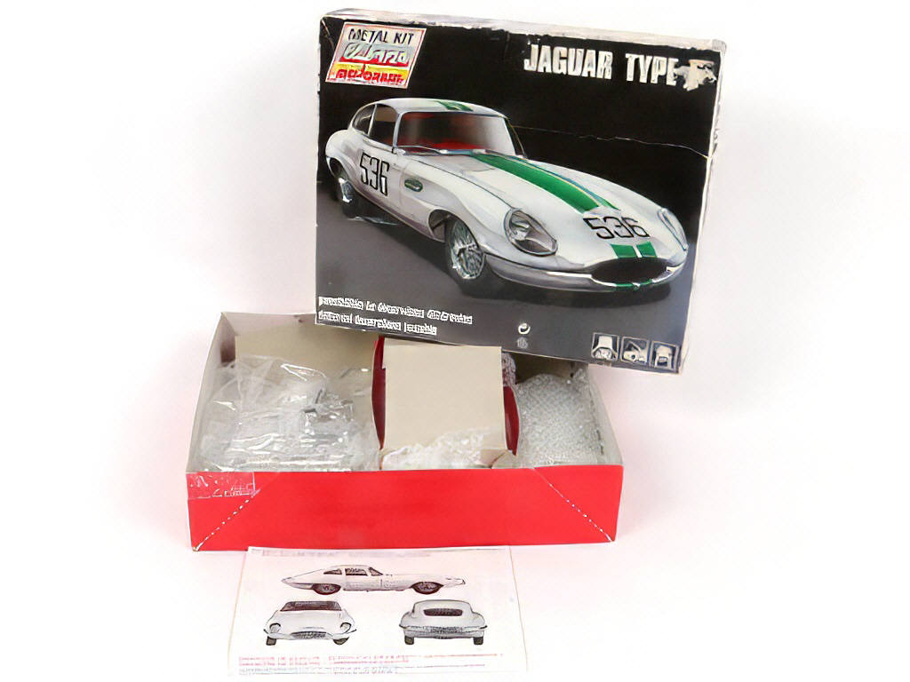 Lot 369 - DIVERS (4)