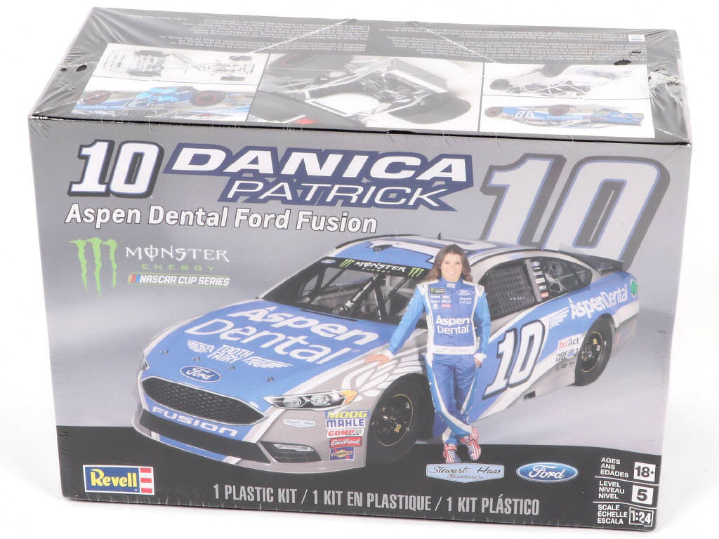 Lot 371 - DIVERS (4)