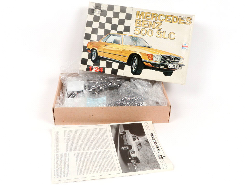 Lot 371 - DIVERS (4)