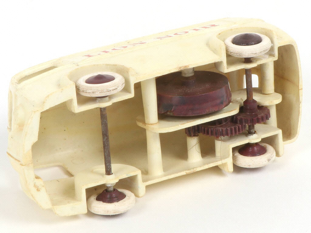 Lot 331 - DIVERS (9)