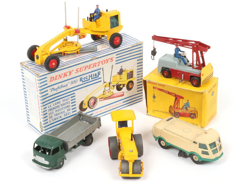 Lot 265 - DINKY TOYS (FRANCE) (5)