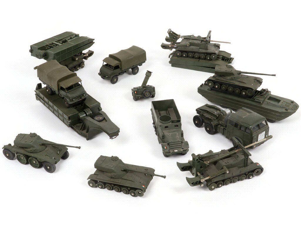 Lot 86 - DINKY TOYS (FRANCE) (13)