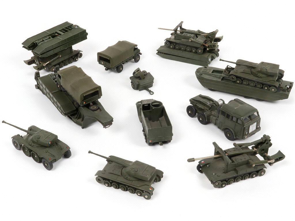 Lot 86 - DINKY TOYS (FRANCE) (13)