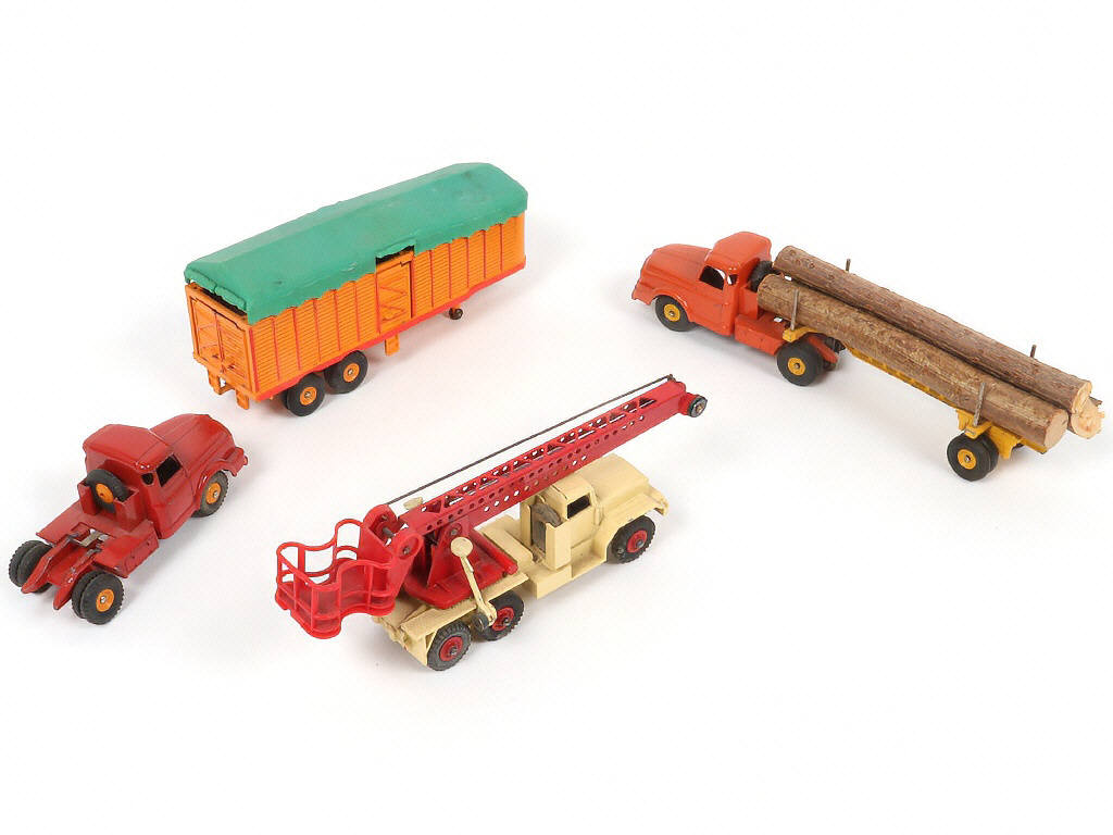 Lot 132 - DINKY TOYS (FRANCE) (3)