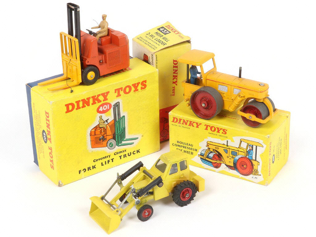 Lot 262 - DINKY TOYS (FRANCE) (3)