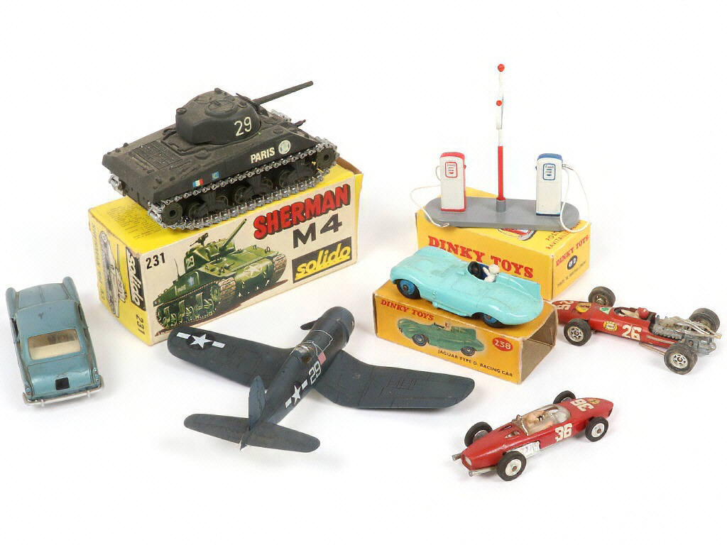 Lot 328 - DIVERS (7)