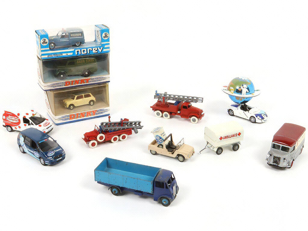 Lot 342 - DIVERS (12)