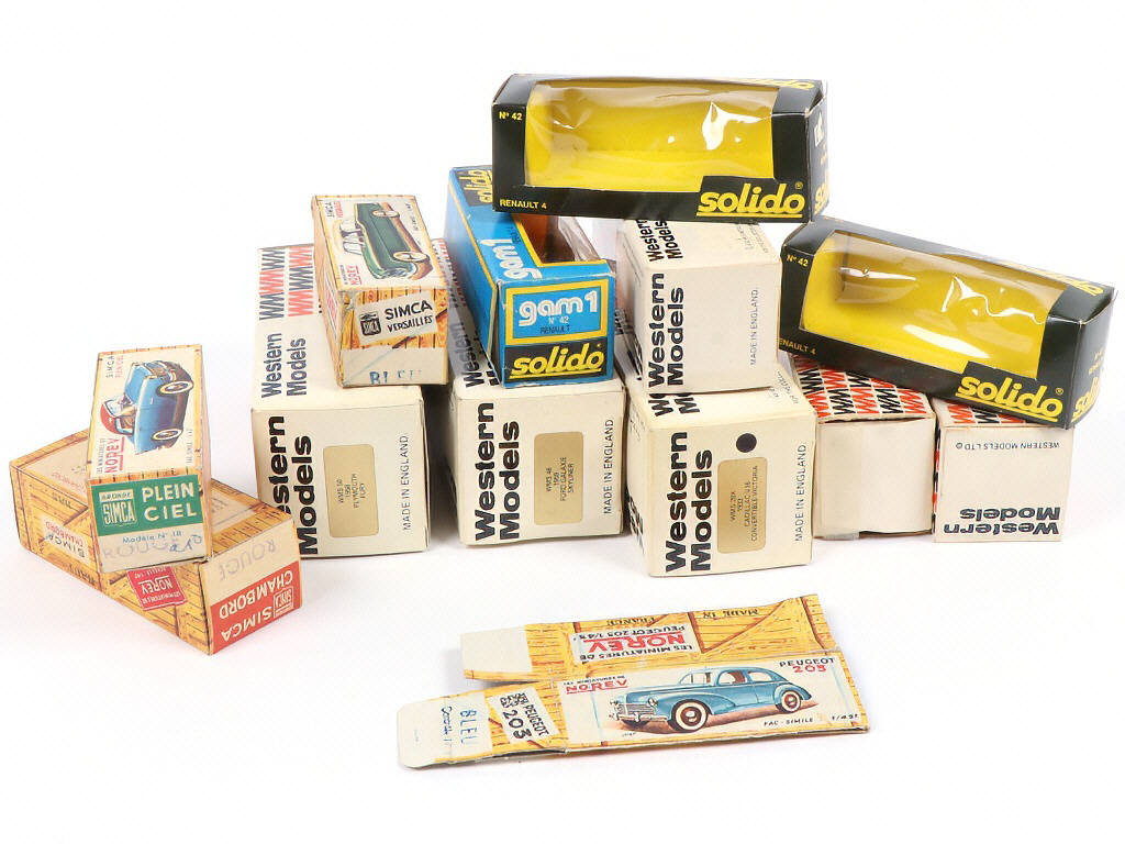 Lot 312 - DIVERS (13)