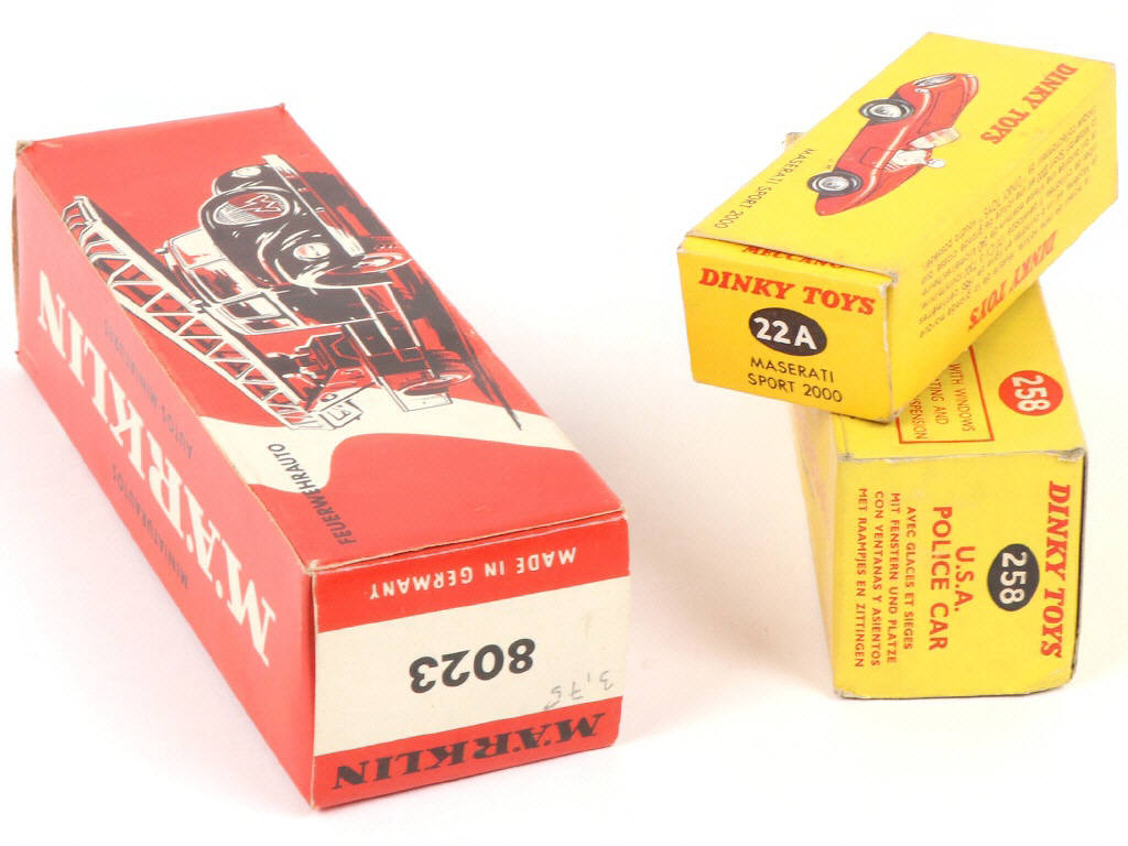 Lot 310 - DIVERS (3)