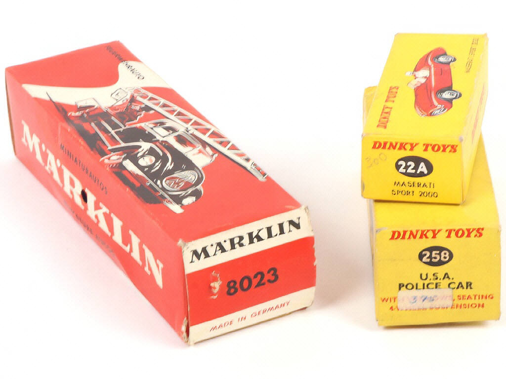 Lot 310 - DIVERS (3)