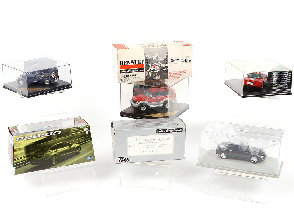 Lot 319 - DIVERS (7)