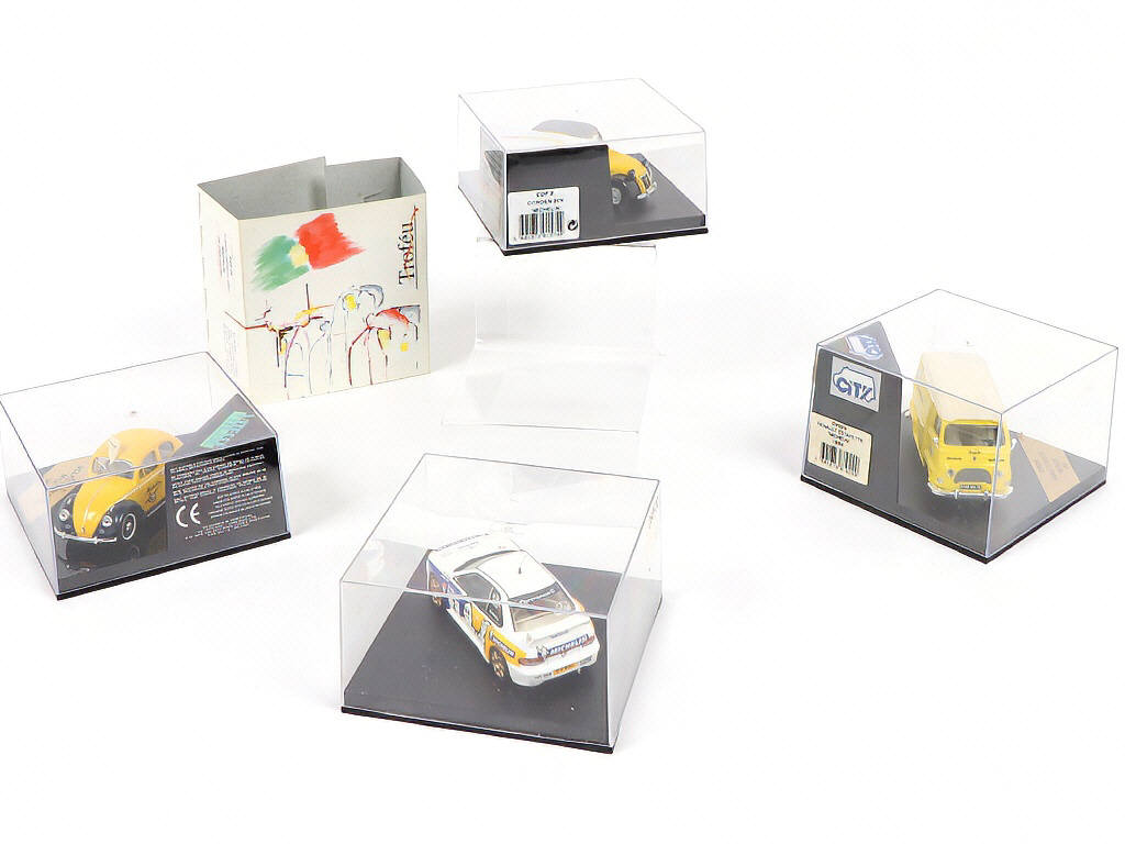 Lot 279 - DIVERS (4)